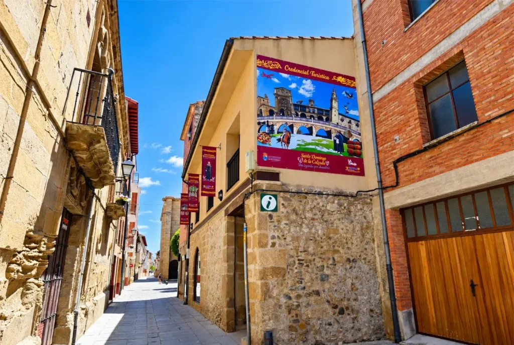 Lona publicitaria de promoción turística instalada en una fachada de Santo Domingo de la Calzada, La Rioja.