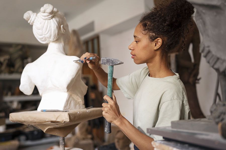 Diseño web para artistas: cómo crear tu galería de arte online 2 potenciar-tu-marca-personal-como-artista-chica