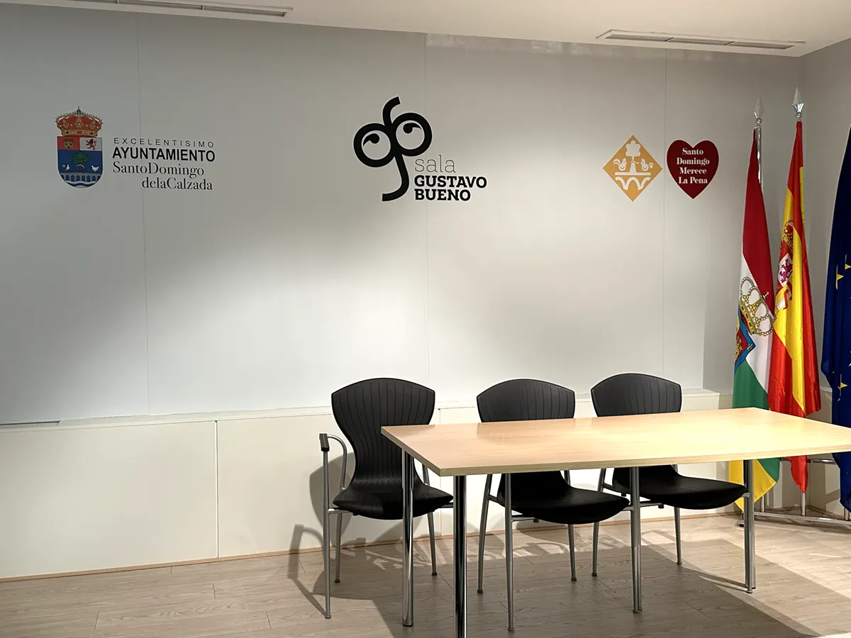 Sala Gustavo Bueno, una imagen para el nuevo centro cultural calceatense 8 sala-gustavo-bueno-escenaio